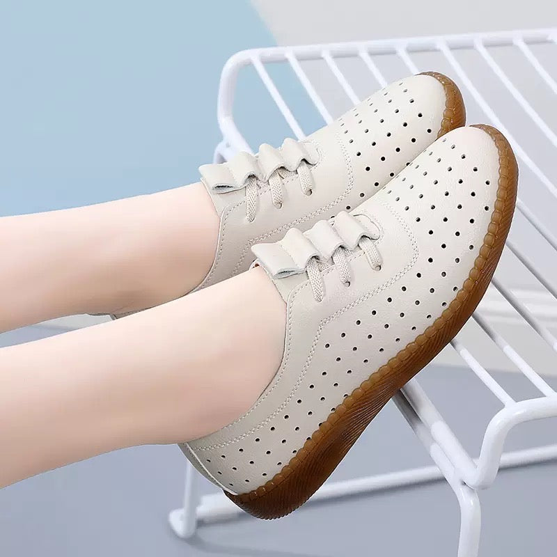 2025 New Bean Shoes Women's Genuine Leather White Shoes Soft soled Single Shoes Hollow Mom Shoes Anti slip Casual Walking Shoes